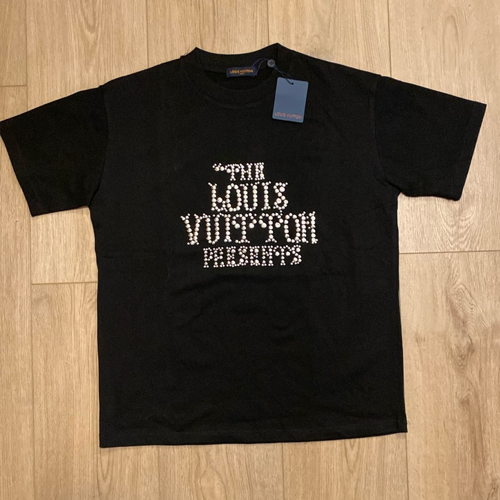 Men’s size L black the Louis Vuitton presents silver studded T-shirt NWT